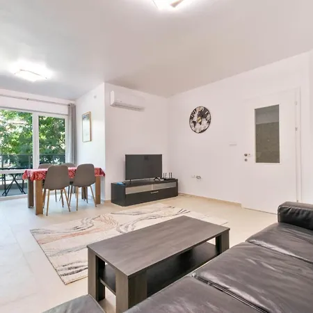 Апартамент Cozy 2bd In *